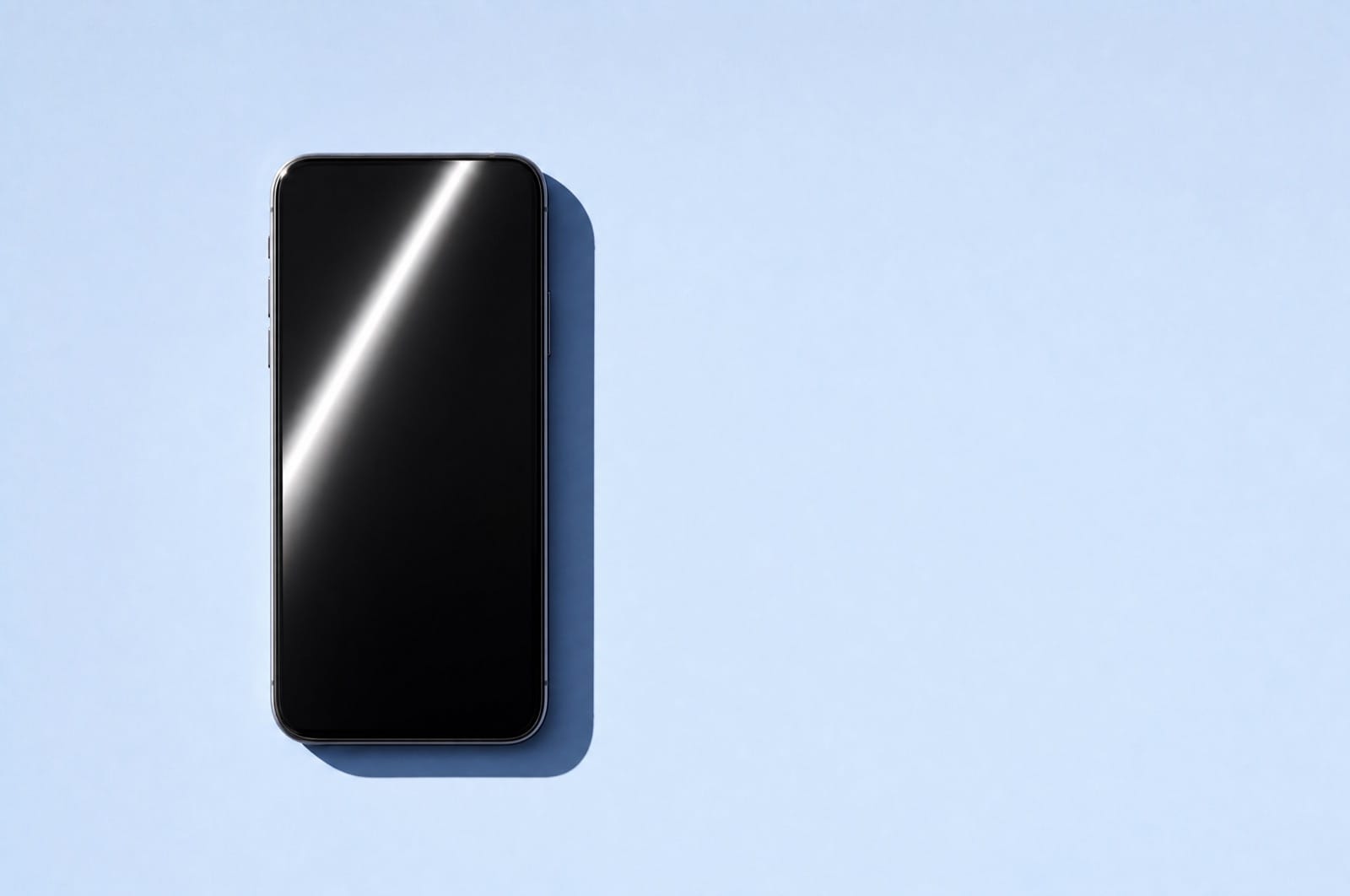 Smartphone mit schwarzem Display von oben auf hellblauem Grund